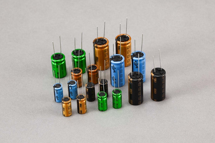 خازن الکترولیتی چیست؟